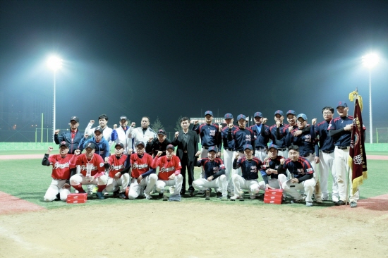 정읍시야구대표팀이 전국대회 결승전에 앞서 기념촬영을 하고 있다.