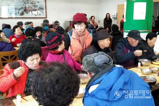 (사)정읍시자원봉사센터는 지난 18일 저소득 소외계층 및 어르신들을 모시고 정읍시노인복지관에서 팥죽나눔행사를 가졌다