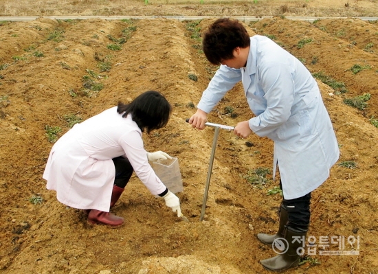 정읍시농업기술센터가 무료 토양검정 서비스를 제공하고 있다.