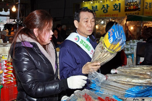 김생기시자은 설맞아 전통시장에서 장보기를 통한 민생탐방에 나섰다.