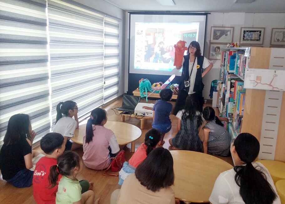 정읍시립도서관 운영위원들이 지난 여름방학 동안 작은도서관 어린이들을 대상으로 재능기부 활동을 펼쳤다.