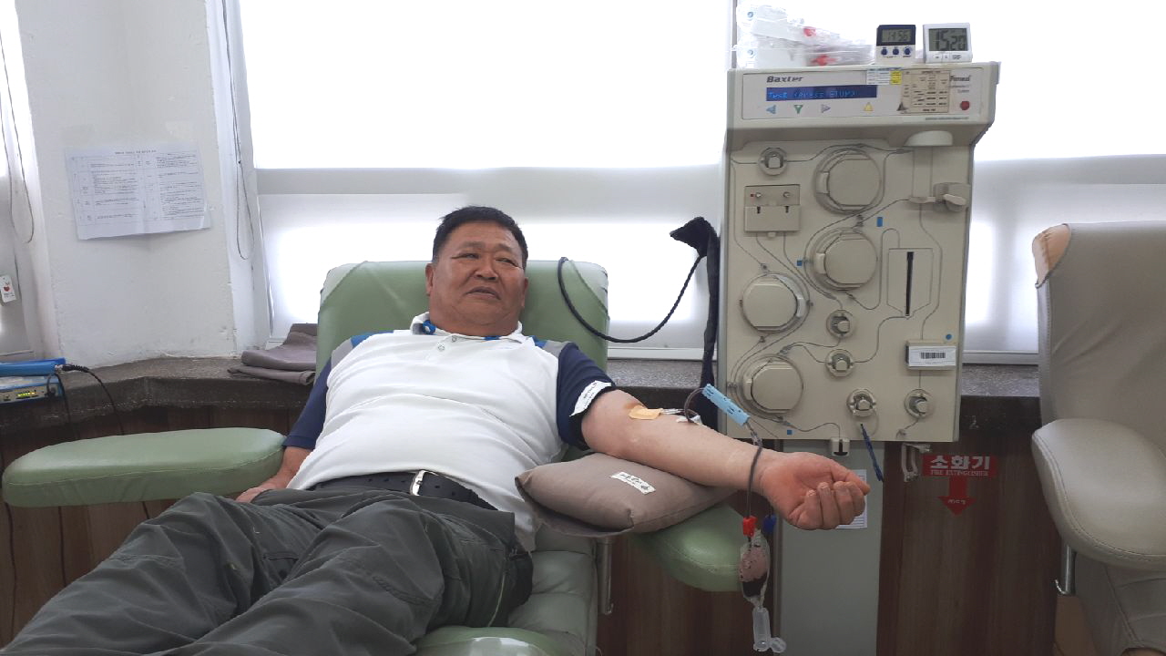 정읍시의회 김재오 의원이 정읍헌혈의 집을 찾아 생명을 나누는 55번째 헌혈을 하였다.