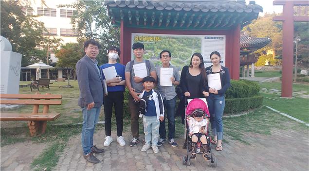 원도심 역사문화자원 탐방에 앞서 충무공원 앞에서 단체사진을 찍고 있는 정읍청년공동체 구성원들