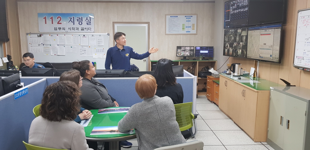정읍경찰서는 정읍시에서 근무하는 외국인 영어보조교사 8명을 우선대상으로 경찰서 견학 및 경찰관과의 대화 프로그램을 실시했다.