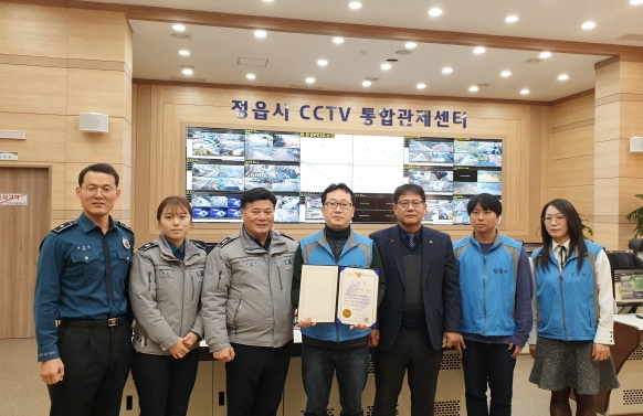 정읍시 CCTV통합관제센터는 자살 의심자를 적극적인 실시간 모니터링을 통해 발견하여 자살방지에 기여한 공으로 정읍경찰서로부터 감사장을 받았다.