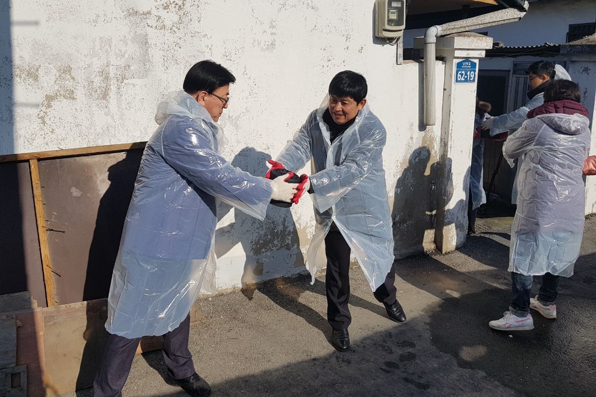 정읍시 초산동 동주민센터와 김정호회장은 “따뜻한 겨울나기 사랑의 연탄 배달”행사를 가졌다.
