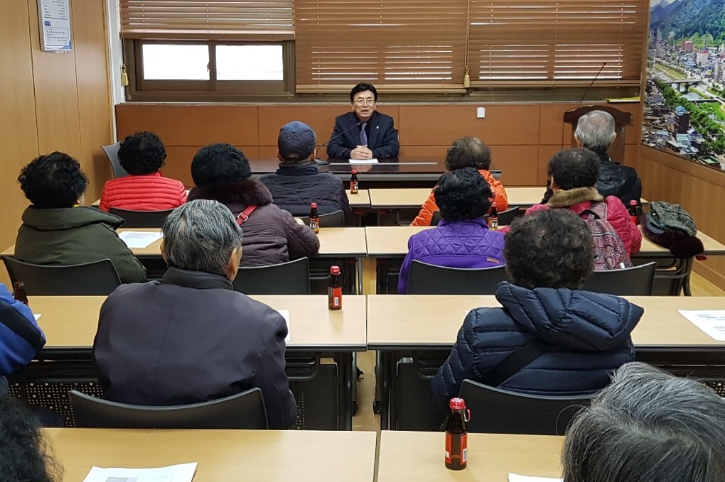 초산동주민센터는 주민센터 회의실에서 2019년도 노인일자리 참여자 20명이 참석한 가운데 발대식 및 직무교육을 실시했다.