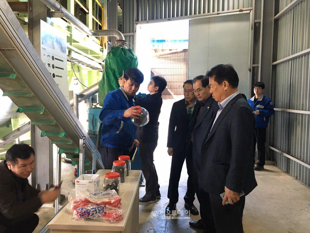 정읍시의회 최낙삼 의장은 가축분뇨를 이용한 고체연료 개발과 관련하여 경남 김해시에 위치한 공동 자원화센터를 방문하였다.