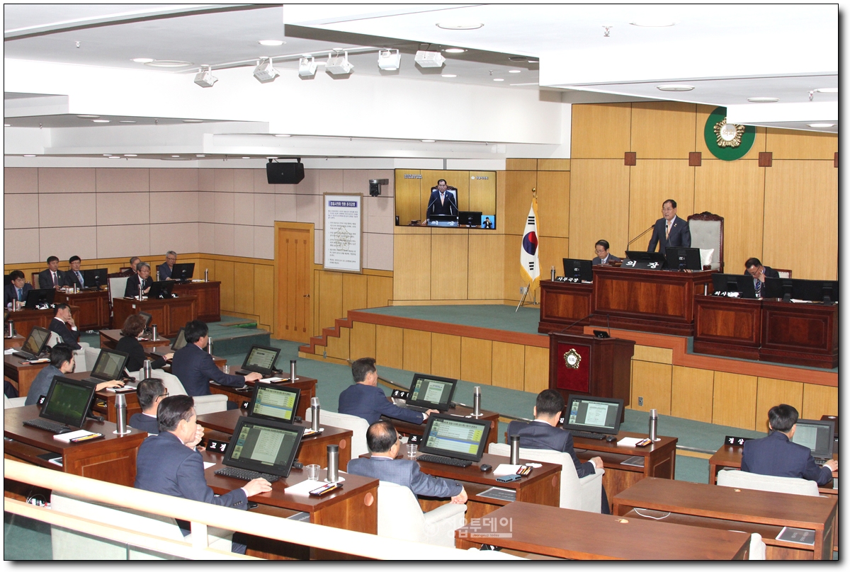 정읍시의회(의장 최낙삼)는 제242회 정읍시의회 임시회를 4월16일부터 23일까지 8일간의 일정으로 개회하였다.