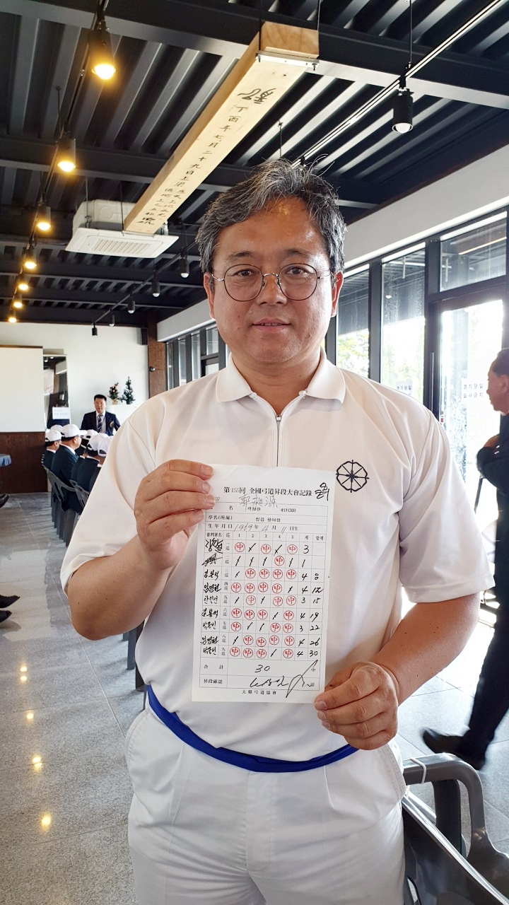 정읍 필야정 궁사 곽창원(정읍시청 근무)씨가 제3회 사천시장기 전국 남녀궁도대회에서 15시 15중으로 장년부 우승을 차지했다.
