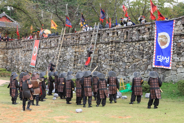 관객이 직접 참여해 성을 타고 오르는 왜군들을 향해 모형 돌과 화살을 날리며 굳건하게 성을 지켰다.