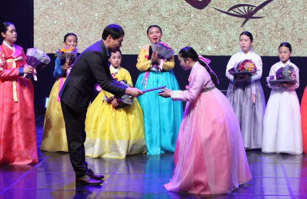 '제 32회 전국 어린이 판소리 왕중왕 대회'에서 전주교대 전주부설초 김현서 어린이가 영예의 대상을 차지했다.