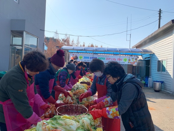 지난 28일 고창군 신림면 주민자치센터에서 '사랑의 김장 나눔 봉사활동'을 가졌다.