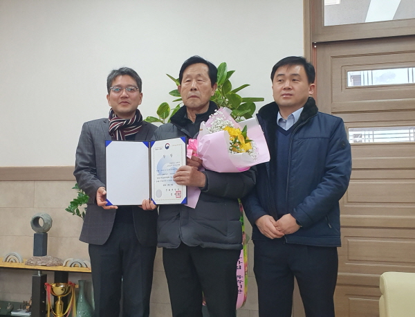 지난 15일 고창농악전수교육관이 2019년 무형문화재 전수교육관 활성화사업 우수기관으로 선정 돼 문화재청장 표창을 받았다.