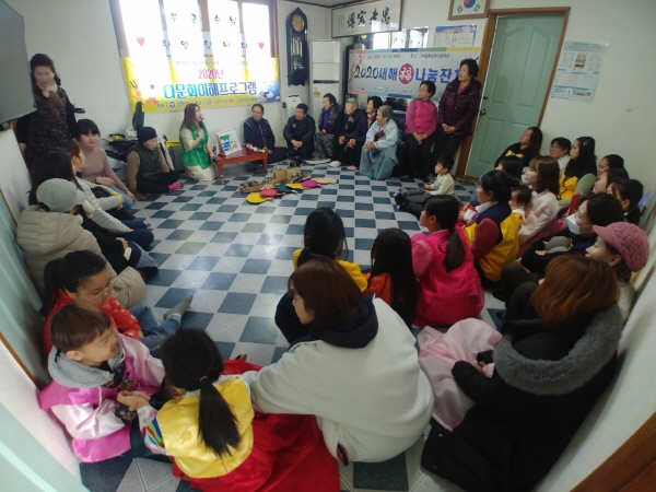 지난 15일 고창군건강가정-다문화가족센터(센터장 대원스님)가 고수면 평촌문화마을회관을 찾아 '2020년 새해 복 나눔잔치'를 열었다.