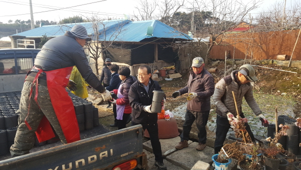 지난 14일 고창군 성내면이 겨울철 관내 주거취약계층에 연탄 나눔 봉사를 진행했다.