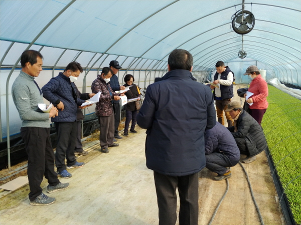 지난 17일 고창군 농업기술센터는 변덕스런 기후변화에 대응하기 위해 전 직원이 총출동했다.