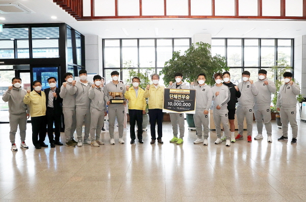 대한씨름협회가 주최하는 김홍도장사 씨름대회는 지난 15일부터 21일까지 경기도 안산시 올림픽기념 생활체육관에서 열렸다.