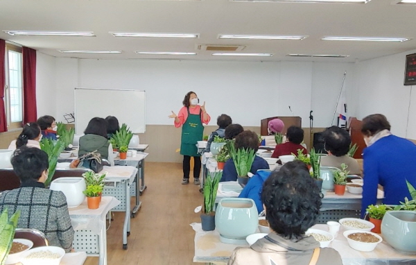 생활개선정읍시연합회(회장 김순아)는 지난 9일 생활개선회원 40명을 대상으로 여성농업인 리더십 향상 현장 교육을 가졌다.