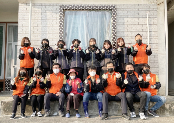 정읍시 태인면사무소와 태인면 여성의용소방대 16명은 13일 어려운 이웃의 따뜻한 겨울나기를 위해 연탄배달 봉사활동을 펼쳤다.