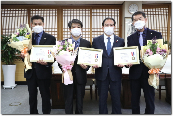 정읍시의회 이복형,고경윤,이도형의원이 전라북도 시군의회 의장협의회(회장 강동화)에서 선정한 지방의정봉사상을 수상하였다.