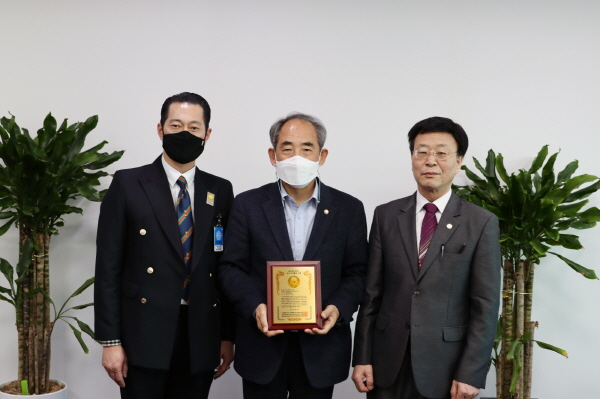 국회 윤준병 의원(전북 정읍시·고창군, 더불어민주당)이 한국유권자총연맹이 선정한 ‘2020 국정감사 최우수 의정활동 대상’을 수상