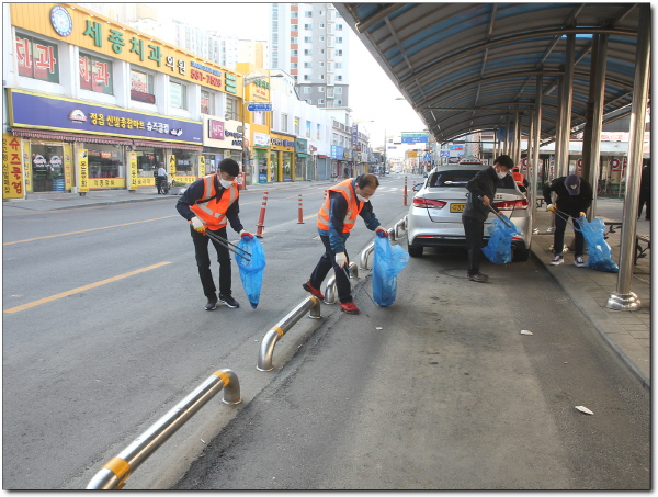 지난 25일 정읍시의회 조상중 의장이 정읍시가지를 청소하는 어르신 일터를 방문하여 함께 일손을 거들었다.