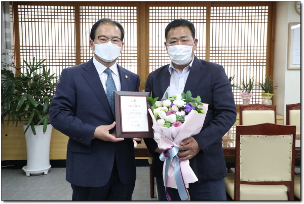 지난달 30일 정읍시의회 김재오의원이 살기 좋은 지역사회를 조성하고, 풀뿌리 민주주의의 근간인 자치분권 강화에 기여한 공을 인정받아 『2021 대한민국 지방자치대상』을 수상했다.