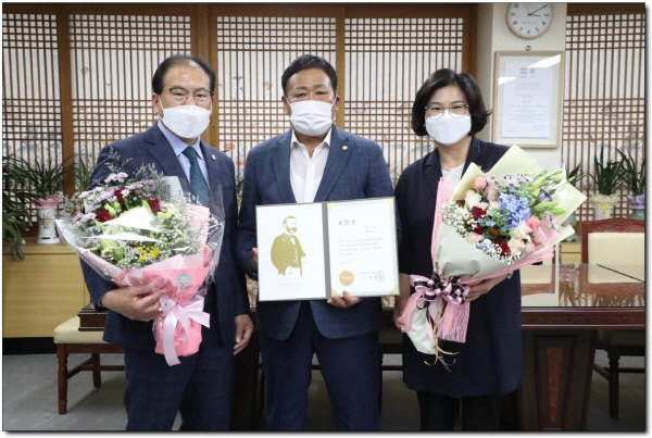 정읍시의회 김재오의원이 지난 17일 정읍시의회 의장실에서 6.14 세계 헌혈자의 날을 맞아 대한적십자사 전북혈액원장으로부터 표창장을 받았다.