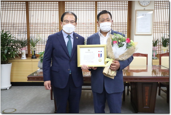 정읍시의회 김재오의원이 전북 시·군의회 의장협의회에서 주관하는 지방의정봉사상을 수상했다.