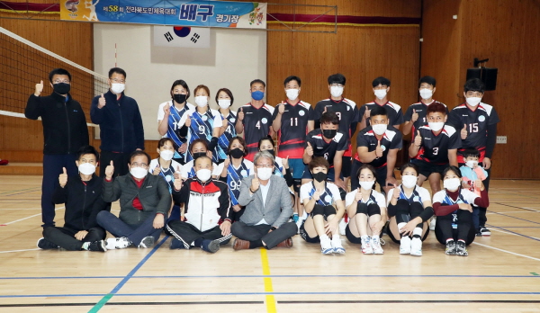 유진섭 시장은 제58회 전라북도민체육대회에 출전하는 정읍시 소속 선수들을 찾아 격려했다.