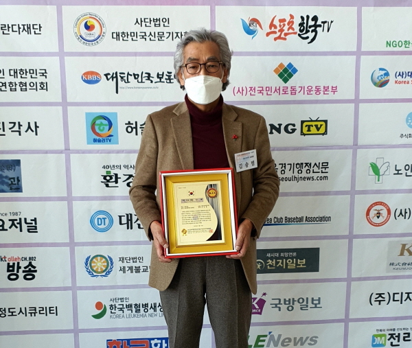지난달 27일 정읍시의회 김승범의원이 「2022 위대한 한국인 100인 대상」 중 지방의정 공로대상을 받는 영예를 안게 되었다.