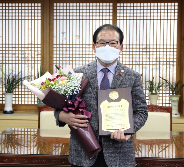지난 3일 정읍시의회 조상중의장이 대한민국 시․군자치구의회 의장협의회(회장 조영훈)로부터 제14회 지방의정봉사대상을 수상했다.