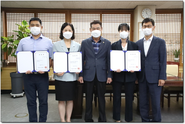 시의회는 박경희 전문위원을 5급으로 6급에 서효열 주무관과 7급에 김현아 주무관이 각각 승진 임용되었다.