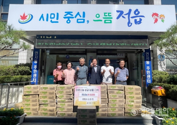정읍 더원상사 김용희 대표는 21일 지역 내 저소득 취약계층 이웃들에게 전달해 달라며 연지동에 160만원 상당의 게맛살 10kg 40박스를 전달했다.