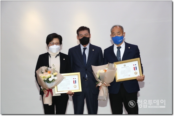 정읍시의회(의장 고경윤) 서향경 의원과 김석환 의원이 지난 12일 전라북도 시군의장협의회(회장 이기동)로부터 지방의정봉사상을 수상했다.