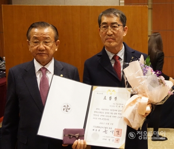 정읍시의회(의장 고경윤) 이복형 경제산업위원장이 지난 4일 서울 백범김구기념관에서 2022년도 민주평화통일자문회의 의장(대통령) 표창을 수상했다.