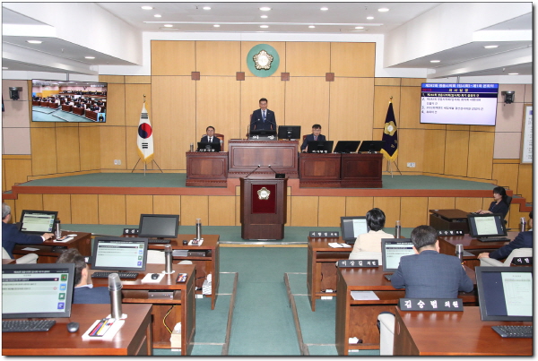 정읍시의회는 21일 제282회 임시회를 개회하고, 3월 24일까지 4일간의 의사일정을 시작했다.