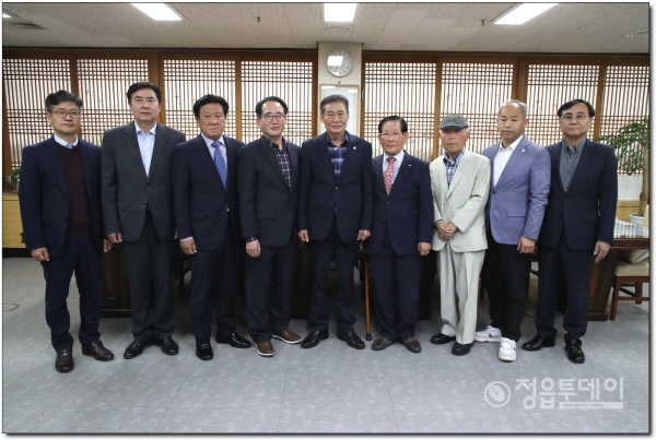 정읍시의회(의장 고경윤)는 30일 2022 회계연도 세입·세출 결산 검사를 실시할 위원에게 위촉장을 수여했다.