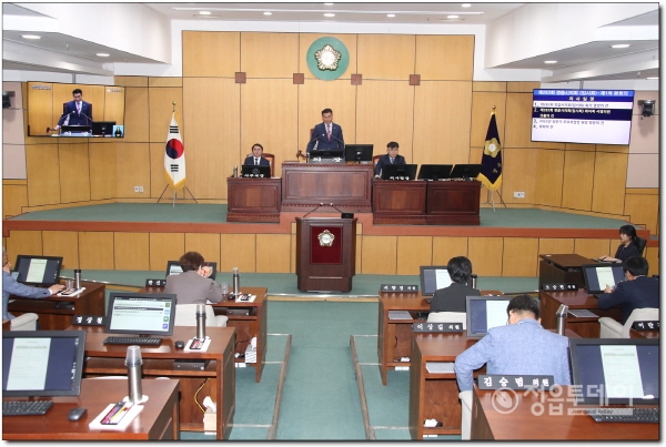 정읍시의회(의장 고경윤)는 13일 제283회 임시회를 개회하고, 4월 21일까지 9일간의 의사일정을 시작했다.