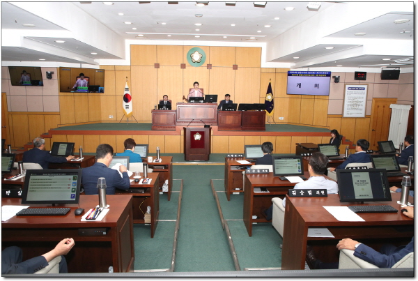 정읍시의회(의장 고경윤)는 22일 제284회 임시회를 개회하고, 6월 1일까지 11일간의 의사일정을 시작했다.