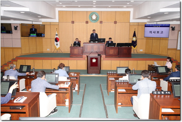 정읍시의회(의장 고경윤)는 27일 제285회 제1차 정례회 제3차 본회의를 끝으로 13일간의 일정을 모두 마무리하였다.
