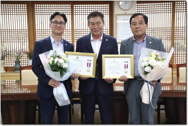 정읍시의회(의장 고경윤) 오명제 의원과 고성환 의원이 지난 10일 전라북도 시·군의회 의장협의회(회장 이기동)로부터 지방의정봉사상을 수상했다.