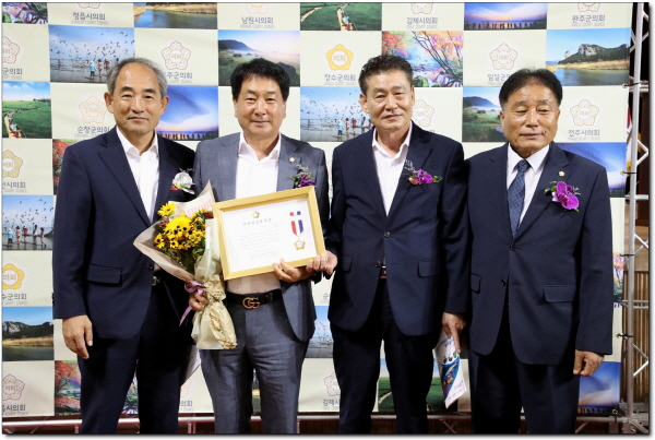정읍시의회(의장 고경윤) 오승현 의원이 지난 25일 전라북도 시·군의회의장협의회(회장 이기동)로 부터 지방의정 봉사상을 수상했다.