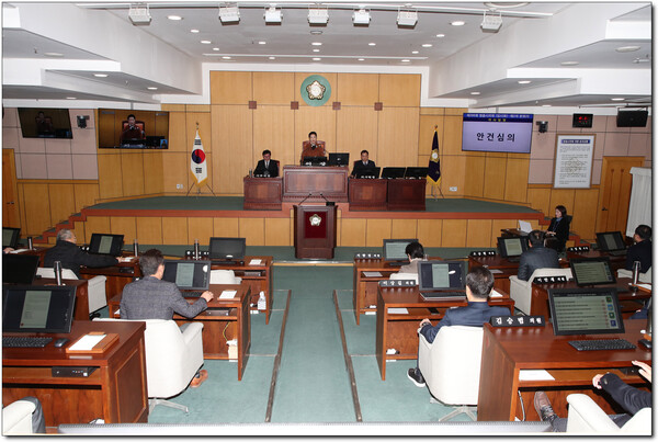 정읍시의회(의장 고경윤)는 17일 제2차 본회의를 끝으로 6일간의 제290회 임시회 일정을 모두 마무리하였다.