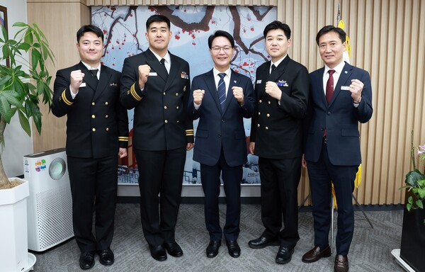 고창군은 지난 6일 고창군과 자매결연을 체결한 대한민국 해군함정 ‘고창함’의 정웅선 함장이 심덕섭 군수를 예방했다고 밝혔다.
