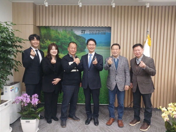 고창군이 지난 14일 군수실에서 서울시 소재 3개 상인회장과 만남을 갖고 고품질 농특산물을 유통에 힘을 보태기로 했다.