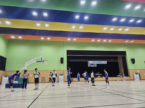 생활체육 농구 전지훈련팀은 지난 15일부터 17일까지 2박3일간 고창 실내체육관에서 훈련을 진행했으며, 서울, 진주, 군산 등 여러 지역에서 7개팀 90여명이 참가했다.